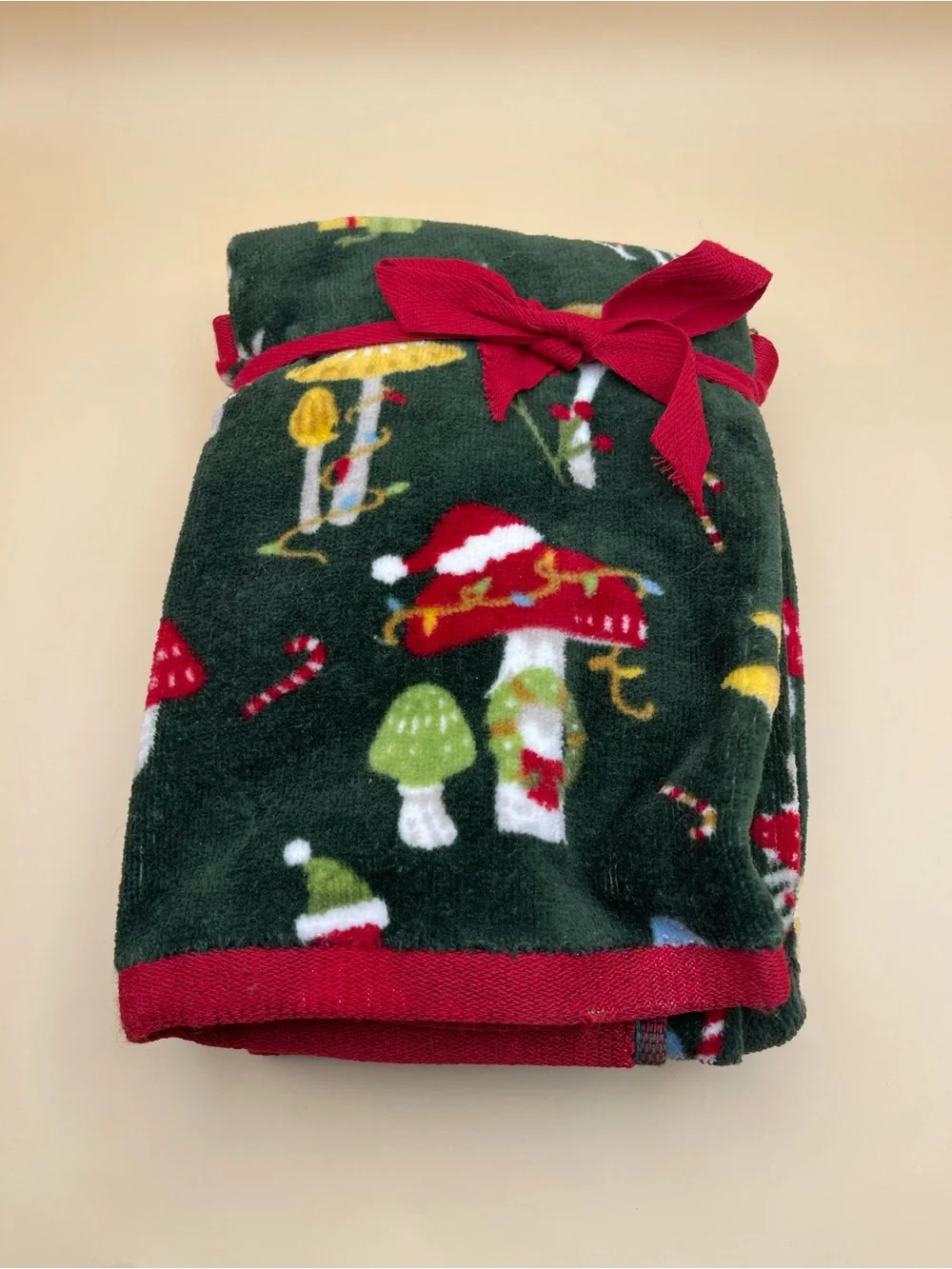 EnVogue Christmas Santa Hat Mushrooms Hand Towel Set, NWT